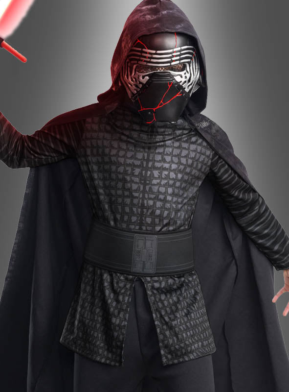 Eine Person, die das Kylo Ren Luxus-Kinderkostüm aus „Star Wars IX“ trägt – komplett mit schwarzem Kapuzenanzug, der charakteristischen Maske und dem roten Lichtschwert –, steht vor einem grauen Hintergrund und ist damit die ideale Wahl für jeden Fan, der einen authentischen Sith-Krieger-Look sucht.