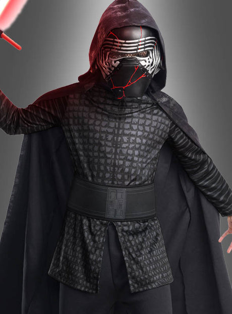 Eine Person, die das Kylo Ren Luxus-Kinderkostüm aus „Star Wars IX“ trägt – komplett mit schwarzem Kapuzenanzug, der charakteristischen Maske und dem roten Lichtschwert –, steht vor einem grauen Hintergrund und ist damit die ideale Wahl für jeden Fan, der einen authentischen Sith-Krieger-Look sucht.