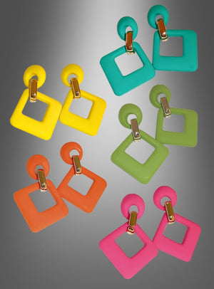 Fünf Paare Retro-Ohrstecker aus den 60er Jahren in leuchtenden Neonfarben – Gelb, Grün, Blau, Orange und Rosa – sind vor einem grauen Hintergrund mit Farbverlauf angeordnet und verkörpern den verspielten Charakter der quadratischen Ohrringe aus den 60er Jahren.