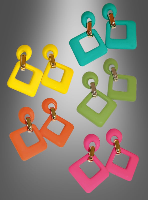 Fünf Paare Retro-Ohrstecker aus den 60er Jahren in leuchtenden Neonfarben – Gelb, Grün, Blau, Orange und Rosa – sind vor einem grauen Hintergrund mit Farbverlauf angeordnet und verkörpern den verspielten Charakter der quadratischen Ohrringe aus den 60er Jahren.