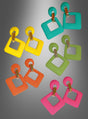 Fünf Paare Retro-Ohrstecker aus den 60er Jahren in leuchtenden Neonfarben – Gelb, Grün, Blau, Orange und Rosa – sind vor einem grauen Hintergrund mit Farbverlauf angeordnet und verkörpern den verspielten Charakter der quadratischen Ohrringe aus den 60er Jahren.