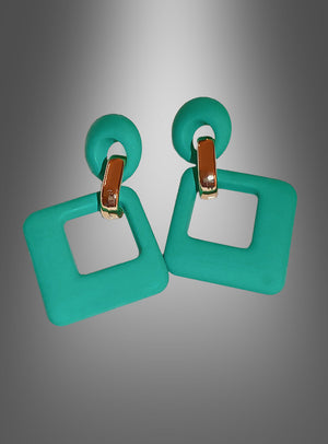 Ein Paar Retro-Ohrstecker aus den 60er Jahren in leuchtendem Türkis mit goldenen Akzenten, mit runden Oberteilen und offenen, quadratischen Anhängern, präsentiert vor einem grauen Hintergrund mit Farbverlauf – diese Ohrringe verkörpern die kräftigen Neonfarben und das geometrische Flair der 60er Jahre.