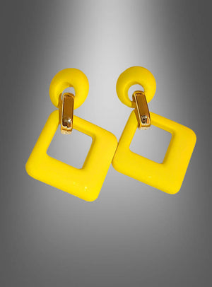 Ein Paar Retro-Ohrstecker im Stil der 60er Jahre in leuchtendem Gelb mit geometrischem Design und goldenen Akzenten, inspiriert von kräftigen Neonfarben und dem Retro-Stil der 60er Jahre, präsentiert vor einem schlichten grauen Hintergrund mit Farbverlauf.