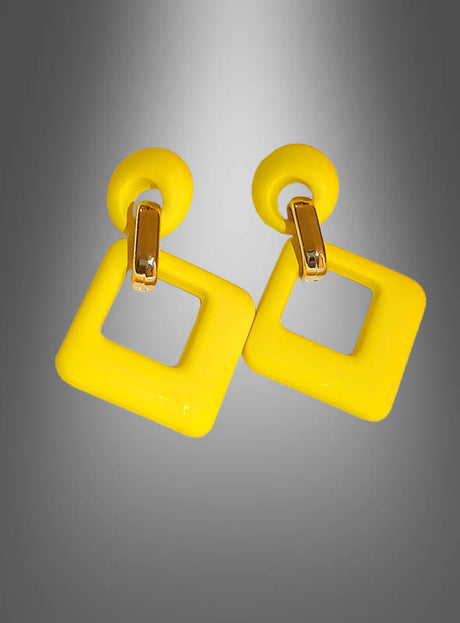 Ein Paar Retro-Ohrstecker im Stil der 60er Jahre in leuchtendem Gelb mit geometrischem Design und goldenen Akzenten, inspiriert von kräftigen Neonfarben und dem Retro-Stil der 60er Jahre, präsentiert vor einem schlichten grauen Hintergrund mit Farbverlauf.