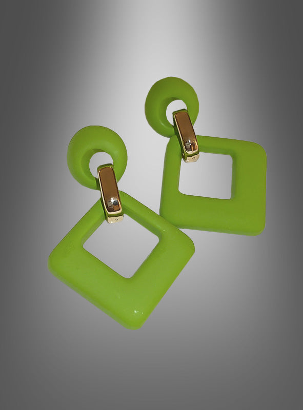 Ein Paar grüne, geometrische Retro-Ohrstecker im Stil der 60er Jahre mit goldenen Akzenten, mit runden Oberteilen und rautenförmigen Anhängern, präsentiert vor einem grauen Hintergrund mit Farbverlauf – perfekte Ohrringe, inspiriert von kräftigen Neonfarben und dem verspielten Stil der 60er Jahre.