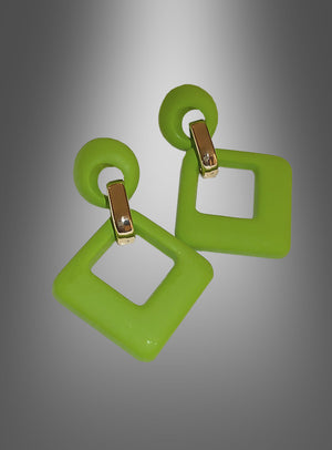Ein Paar grüne, geometrische Retro-Ohrstecker im Stil der 60er Jahre mit goldenen Akzenten, mit runden Oberteilen und rautenförmigen Anhängern, präsentiert vor einem grauen Hintergrund mit Farbverlauf – perfekte Ohrringe, inspiriert von kräftigen Neonfarben und dem verspielten Stil der 60er Jahre.