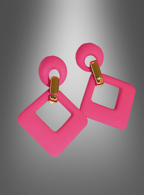 Retro-Ohrstecker aus den 60er Jahren: Ein Paar rosa, geometrisch geformte Ohrringe mit goldfarbenen Metallakzenten, bestehend aus einem runden Ohrstecker und einem hohlen, rautenförmigen Anhänger, inspiriert vom Retro-Neon-Schmuck der 60er Jahre, präsentiert vor einem grauen Hintergrund mit Farbverlauf.