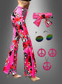 Eine Frau präsentiert die „Hippie-Schlaghose“ mit Accessoires: dazu gehören trendige rosa und mehrfarbige Schlaghosen, kombiniert mit einem passenden Stirnband, einer runden Sonnenbrille und rosa Peace-Zeichen-Ohrringen – die ideale Wahl für jede Hippie-Mottoparty –, während sie vor einem grauen Hintergrund posiert.