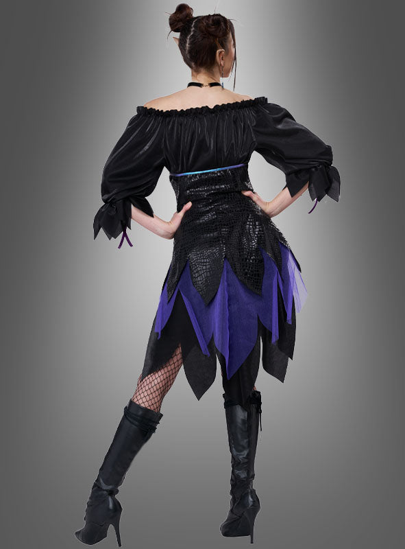 Eine Person steht mit dem Rücken zur Kamera und trägt das „Düstere Gothic-Elfe“-Damenkostüm – ein schulterfreies schwarz-lila Kleid, kombiniert mit Netzstrümpfen und hohen schwarzen Stiefeln. Ihr Haar ist zu zwei Dutts hochgesteckt.
