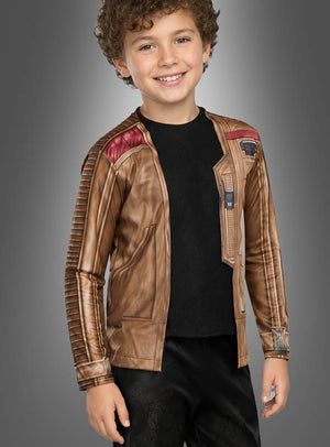 Ein lächelndes Kind mit lockigem Haar trägt die Jacke des Finn-Kinderkostüms „Star Wars Original Lizenzkostüm“ in Braun und Rot über einem schwarzen T-Shirt und steht vor einem schlichten grauen Hintergrund.