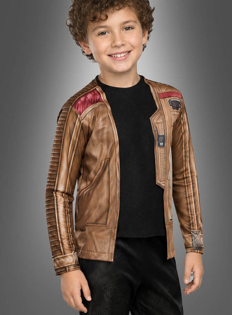 Ein lächelndes Kind mit lockigem Haar trägt die Jacke des Finn-Kinderkostüms „Star Wars Original Lizenzkostüm“ in Braun und Rot über einem schwarzen T-Shirt und steht vor einem schlichten grauen Hintergrund.