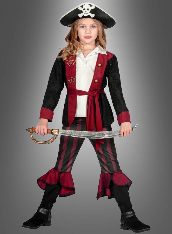 Ein Kind im „Cooles Piraten-Outfit für Mädchen“ – bestehend aus einem Hut, einem Krummsäbel, einer schwarz-roten Jacke, einer gestreiften Hose und schwarzen Stiefeln – steht vor einem grauen Hintergrund – ideal für den Kinderfasching oder als authentisches Piratenkostüm für Mädchen.
