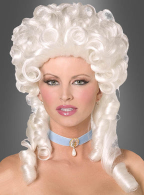 Eine Person mit einer weißen, lockigen Barockperücke im Stil des 18. Jahrhunderts und einem blauen Halsband mit Anhänger, die vor einem grauen Hintergrund posiert – perfekt, um Ihr elegantes Barockkostüm bei jeder Maskenball- oder Karnevalsveranstaltung abzurunden.
