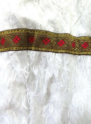 Weißer Spitzenstoff mit einer dekorativen, gold- und rot gestickten Borte in Rautenmustern – ideal für die Herstellung eines eleganten Sankt-Nikolaus-Bischofskostüms oder einer festlichen Weihnachtsverkleidung.