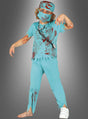 Ein Kind, das das Halloween-Kinderkostüm „Zombie Arzt“ trägt – bestehend aus einem blauen, blutbefleckten Outfit mit Maske, Stethoskop und weißem Schuh –, posiert mit erhobenen Armen vor einem grauen Hintergrund mit Farbverlauf.