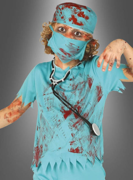 Eine Person, die ein beschädigtes, blutbeflecktes „Zombie Arzt“-Halloween-Kinderkostüm trägt – komplett mit Stethoskop, Maske und Hut –, posiert mit erhobenem Arm vor einem grauen Hintergrund – damit ist es die perfekte Wahl für ein gruseliges Kinderkostüm.