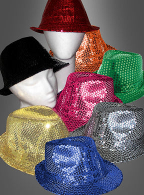 Sieben Mannequin-Köpfe präsentieren „Pailletten Glitzer Hut Trilby“-Hüte in leuchtendem Rot, Schwarz, Orange, Grün, Gelb, Rosa, Silber und Blau vor einem grau verlaufenden Hintergrund – ein auffälliges Karnevalsaccessoire, das sich perfekt für jeden festlichen Anlass eignet.