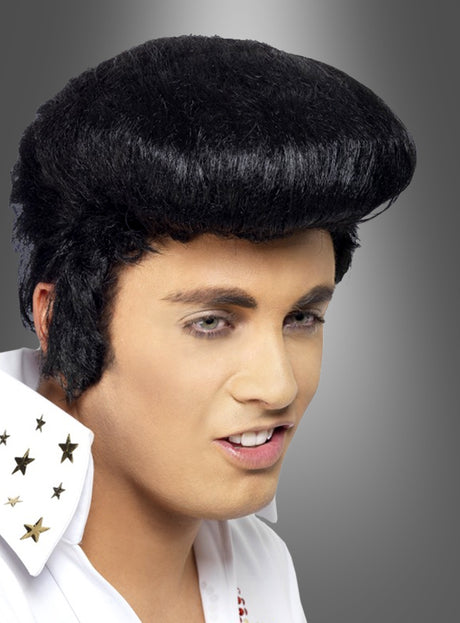 Eine Person, die die „Elvis Rock ’n’ Roll Schmalztolle“ in Schwarz trägt, dazu ein weißes Hemd mit goldenen Sternverzierungen, posiert vor einem grauen Hintergrund mit Farbverlauf – für den perfekten Rock ’n’ Roll- oder Elvis-Kostüm-Look.