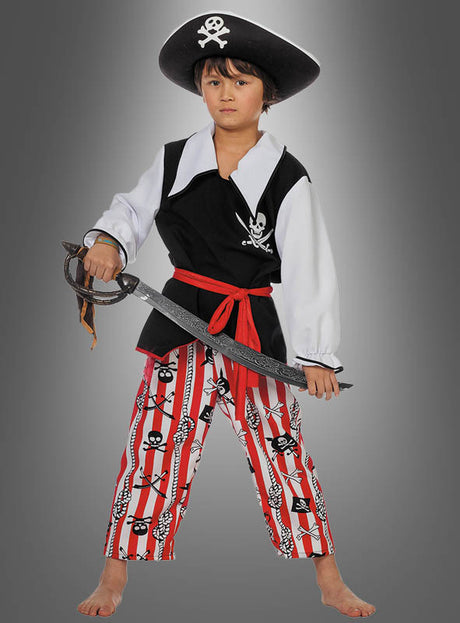 Ein Kind in einem „Captain Seadog“-Piratenkostüm für Kinder, komplett mit klassischem Piratenhut, roter Schärpe und gestreifter Hose, steht vor einem grauen Hintergrund und hält ein Spielzeugschwert in der Hand.