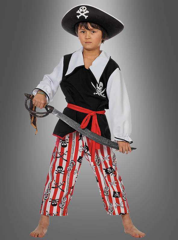 Ein Kind in einem „Captain Seadog“-Piratenkostüm für Kinder, komplett mit klassischem Piratenhut, roter Schärpe und gestreifter Hose, steht vor einem grauen Hintergrund und hält ein Spielzeugschwert in der Hand.