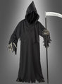 Eine Person in einem Deluxe-Sensenmann-Kostüm für Kinder mit Skelett-Handschuhen hält eine große Sense vor einem grauen Farbverlaufshintergrund in die Hand und verkörpert damit perfekt den ikonischen Look des Sensenmanns.