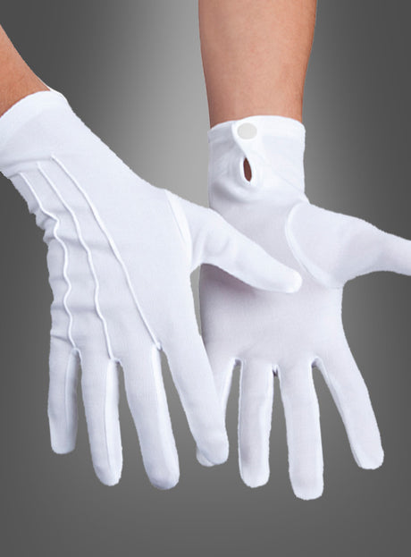 Zwei Hände, die „Deluxe-Handschuhe mit Biesen, weiß“ mit Knopfverschluss am Handgelenk tragen, vor einem grauen Hintergrund mit Farbverlauf – perfekt als elegante Deluxe-Handschuhe oder als stilvolles Kostümaccessoire.