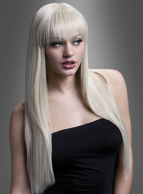 Eine Frau mit langem, glattem, platinblondem Haar, das zu einem schicken Pferdeschwanz frisiert ist und einen geraden Pony hat, trägt ein schwarzes One-Shoulder-Top und blickt vor einem grauen Hintergrund zur Seite – ihre Frisur unterstreicht perfekt den eleganten und modernen Charme der „Blonde Ponyperücke Jessica“.