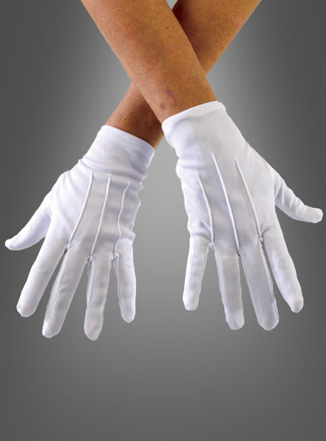 Zwei an den Handgelenken verschränkte Arme, bekleidet mit „Deluxe Handschuhe mit Biesen weiß“ aus makellos weißer Baumwolle, abgebildet vor einem neutralen grauen Hintergrund – das perfekte Kostümzubehör für jedes elegante Ensemble.