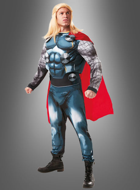 Eine Person, die das „Thor Deluxe“-Kostüm für Männer trägt – mit einem auffälligen roten Umhang, einer blonden Perücke und schwarzen Stiefeln –, steht vor einem schlichten grauen Hintergrund und verkörpert damit perfekt den ikonischen Stil der Marvel-Avengers-Kostüme.