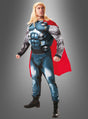Eine Person, die das „Thor Deluxe“-Kostüm für Männer trägt – mit einem auffälligen roten Umhang, einer blonden Perücke und schwarzen Stiefeln –, steht vor einem schlichten grauen Hintergrund und verkörpert damit perfekt den ikonischen Stil der Marvel-Avengers-Kostüme.