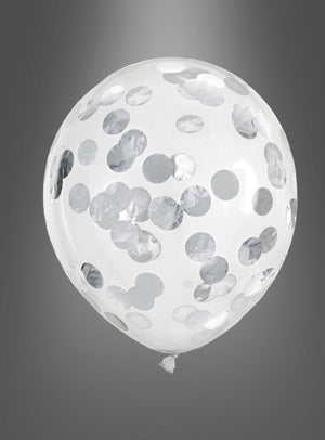 Ein transparenter Konfetti-Ballon, gefüllt mit großen silbernen Folienkonfetti-Punkten, schwebt vor einem grauen Farbverlauf im Hintergrund.