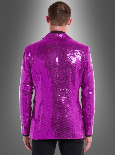 Eine Person steht mit dem Rücken zur Kamera und trägt einen glänzenden, mit Pailletten besetzten rosa Blazer, der an das stilvolle „Pailletten Jackett Herren Pink“ erinnert, sowie eine schwarze Hose vor einem grauen Hintergrund mit Farbverlauf.