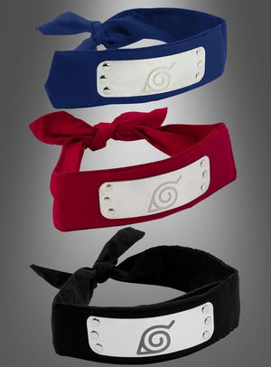 Drei „Naruto Shippuden Deluxe Stirnband Konoha“-Stoffstirnbänder in Blau, Rot und Schwarz, jeweils mit einer Metallplatte, auf der das ikonische spiralförmige Blatt-Symbol eingraviert ist, sowie Nietendetails vor grauem Hintergrund – die ideale Wahl für jeden Fan, der ein authentisches Naruto-Stirnband oder Konoha-Stirnband sucht.