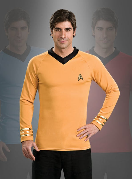 Im Vordergrund steht ein Mann in einer goldenen „Star Trek“-Uniform, im Hintergrund sind verblasste Bilder von ihm in blauen und roten Uniformen zu sehen – ein Bild, das den Look des „Original Star Trek Classic Shirt Gold“ perfekt einfängt.