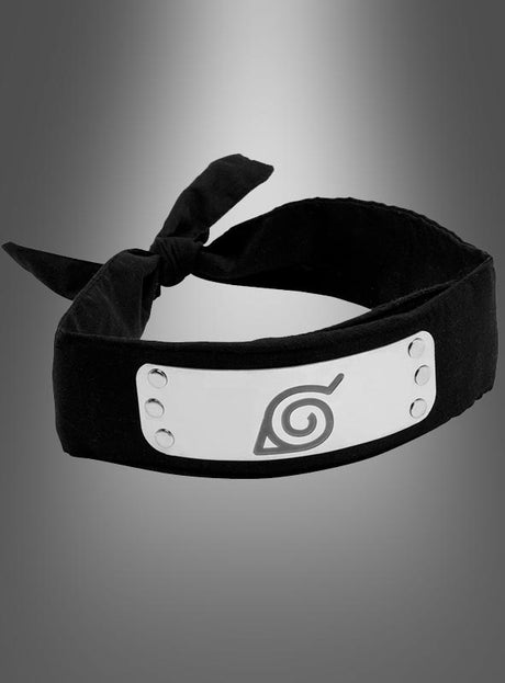 Das „Naruto Shippuden Deluxe Stirnband Konoha“ ist ein schwarzes Stoffstirnband mit einer silbernen Metallplatte, auf der ein spiralförmiges Blattsymbol eingraviert ist, das sich vor einem grauen Hintergrund mit Farbverlauf abhebt.