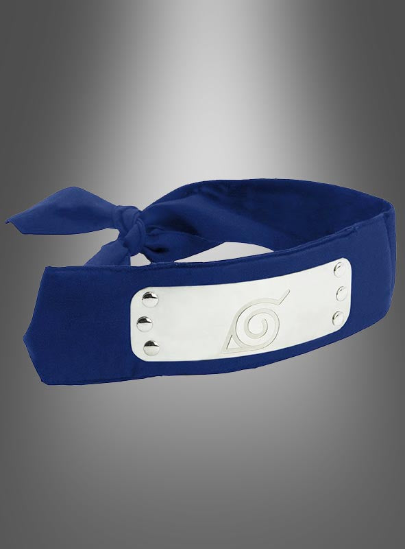 Ein blaues Stirnband aus Stoff mit einer Metallplatte, auf der ein spiralförmiges Blattsymbol vor einem grauen Farbverlauf zu sehen ist – dieses authentische „Naruto Shippuden Deluxe Stirnband Konoha“ ist eine perfekte Nachbildung des legendären Stirnschutzes aus der beliebten Serie.