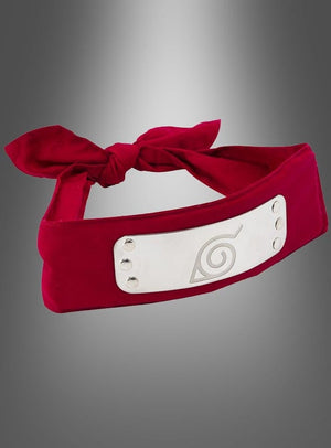 Naruto Shippuden Deluxe-Stirnband Konoha: Ein rotes Stirnband mit einer silbernen Metallplatte, auf der das charakteristische Wirbel-Symbol eingraviert ist, das zu einem Knoten gebunden ist und vor einem grau verlaufenden Hintergrund abgebildet ist – ein offiziell lizenziertes Naruto-Stirnband, inspiriert vom ikonischen Konoha-Stirnband aus der Serie.