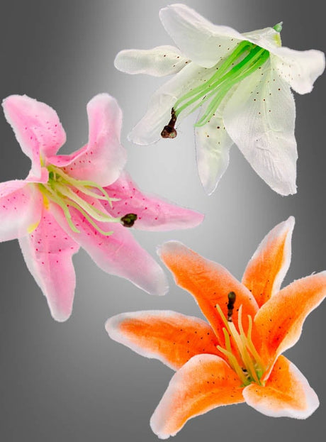 Sechs künstliche Lilienblüten – mit einem Durchmesser von jeweils 13 cm – sind vor einem grauen Hintergrund mit Farbverlauf angeordnet, wodurch sich dieses 6er-Pack künstlicher Lilienblüten ideal für Ihre nächste Hawaii-Party-Dekoration oder als farbenfrohe Ergänzung zu anderen Arrangements mit künstlichen Orchideen eignet.