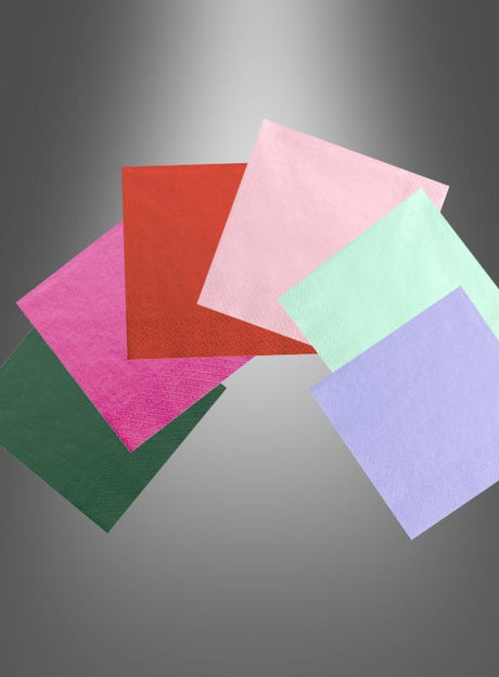 Sechs einfarbige Servietten in Rot, Rosa, Hellrosa, Mintgrün, Flieder und Grün sind fächerförmig auf einem grauen Hintergrund mit Farbverlauf angeordnet – perfekt, um Ihrer Feier einen farbenfrohen Akzent zu verleihen.