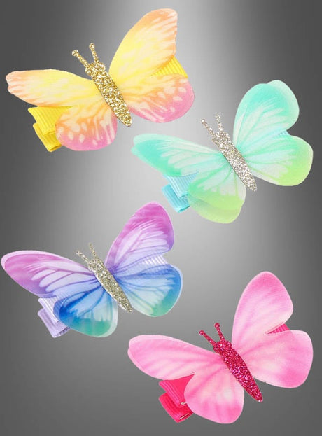 Vier farbenfrohe Haarspangen in Schmetterlingsform – in Gelb, Mintgrün, Lila und Rosa –, die diagonal auf einem grauen Hintergrund mit Farbverlauf angeordnet sind. Jede „Haarspange Schmetterling mit Glitzer“ verleiht Ihrer Frisur einen funkelnden Farbtupfer und den zarten Charme von Schmetterlingsflügeln – damit sind sie das perfekte Accessoire für alle, die ihren Look mit verspielter Eleganz unterstreichen möchten.