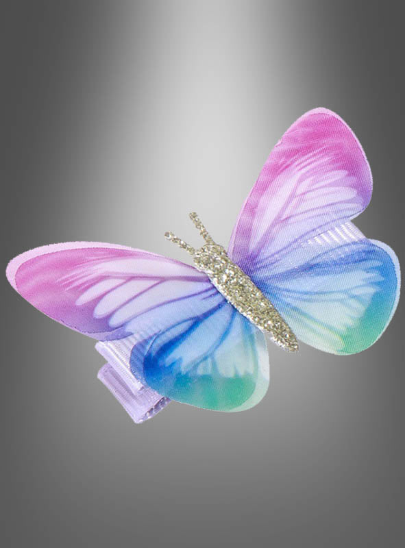 Eine zarte Haarspange in Form eines Schmetterlings mit Glitzer, deren Flügel in Rosa, Lila, Blau und Grün schimmern und deren Körper funkelnd ist, wird vor einem grauen Hintergrund mit Farbverlauf präsentiert. Dieser bezaubernde Haarschmuck in Schmetterlingsform fängt die Eleganz echter Schmetterlingsflügel wunderschön ein.