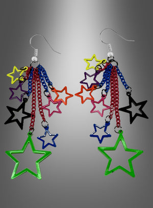 Ein Paar Ohrringe im Stil der 80er Jahre – als Clips oder Haken im Retro-Look – mit farbenfrohen, sternförmigen Anhängern und Ketten in verschiedenen Farben wie Grün, Schwarz, Blau, Rot, Gelb, Pink und Lila – präsentiert auf einem grauen Farbverlaufshintergrund – perfekt als auffälliges Statement-Accessoire im Stil der 80er Jahre.