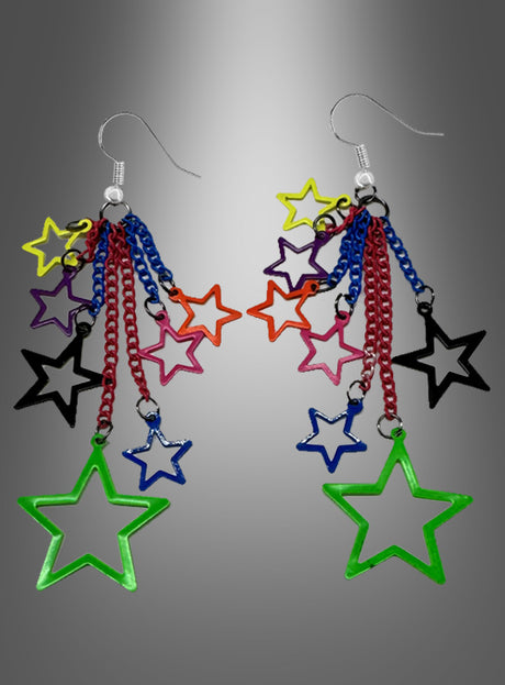 Ein Paar Ohrringe im Stil der 80er Jahre – als Clips oder Haken im Retro-Look – mit farbenfrohen, sternförmigen Anhängern und Ketten in verschiedenen Farben wie Grün, Schwarz, Blau, Rot, Gelb, Pink und Lila – präsentiert auf einem grauen Farbverlaufshintergrund – perfekt als auffälliges Statement-Accessoire im Stil der 80er Jahre.