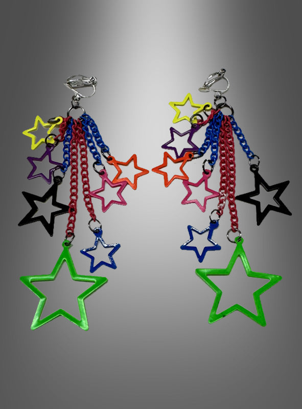 Ein Paar „80er-Jahre-Ohrringe – Sterne, Clips oder Haken“ mit bunten sternförmigen Anhängern und mehrfarbigen Ketten in Grün, Blau, Rot, Lila, Gelb, Schwarz und Rosa, präsentiert vor einem grauen Farbverlaufshintergrund. Diese auffälligen Ohrringe im Retro-Stil erinnern an den legendären Schmuck der 80er Jahre und verleihen jedem Outfit einen Hauch von Nostalgie.