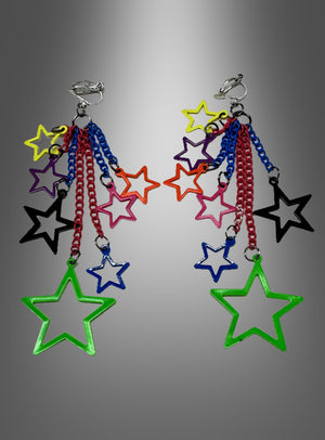 Ein Paar „80er-Jahre-Ohrringe – Sterne, Clips oder Haken“ mit bunten sternförmigen Anhängern und mehrfarbigen Ketten in Grün, Blau, Rot, Lila, Gelb, Schwarz und Rosa, präsentiert vor einem grauen Farbverlaufshintergrund. Diese auffälligen Ohrringe im Retro-Stil erinnern an den legendären Schmuck der 80er Jahre und verleihen jedem Outfit einen Hauch von Nostalgie.