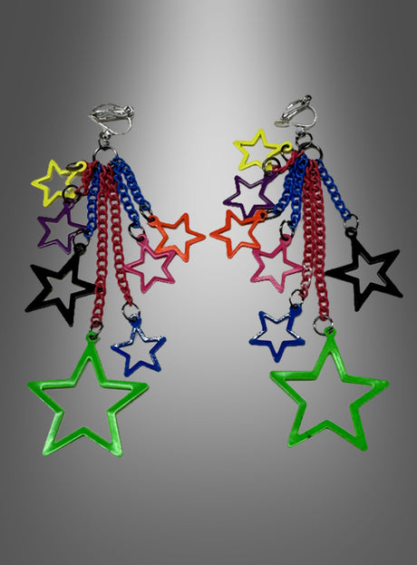 Ein Paar „80er-Jahre-Ohrringe – Sterne, Clips oder Haken“ mit bunten sternförmigen Anhängern und mehrfarbigen Ketten in Grün, Blau, Rot, Lila, Gelb, Schwarz und Rosa, präsentiert vor einem grauen Farbverlaufshintergrund. Diese auffälligen Ohrringe im Retro-Stil erinnern an den legendären Schmuck der 80er Jahre und verleihen jedem Outfit einen Hauch von Nostalgie.
