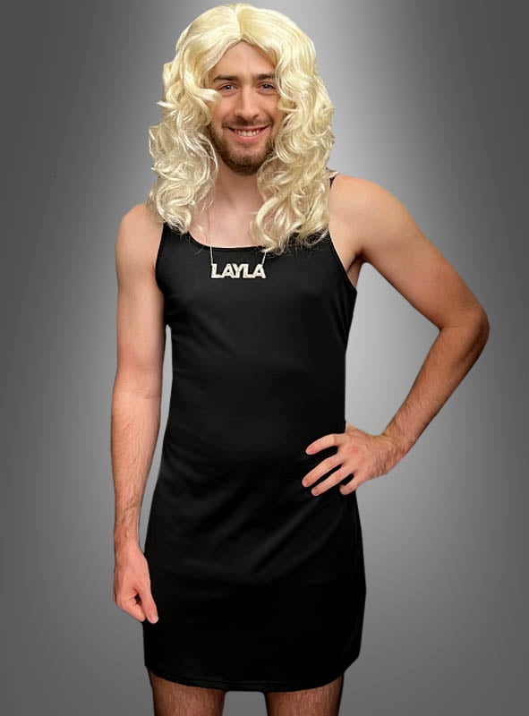 Eine Person, die das „Schwarzes Frauenkleid für Männer“ und eine blonde Perücke trägt, lächelt in die Kamera. Ergänzt wird das Outfit durch eine Halskette mit der Aufschrift „LAYLA“, die das Wesen eines Layla-Kostüms perfekt einfängt.