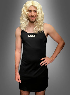 Eine Person, die das „Schwarzes Frauenkleid für Männer“ und eine blonde Perücke trägt, lächelt in die Kamera. Ergänzt wird das Outfit durch eine Halskette mit der Aufschrift „LAYLA“, die das Wesen eines Layla-Kostüms perfekt einfängt.