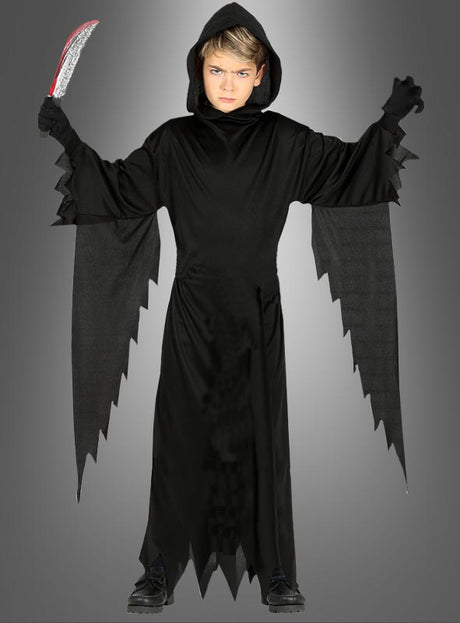 Ein Kind, das die „Schwarze Kapuzenrobe für Kinder“ trägt – ideal als Halloween-Kostüm –, hat gezackte Ärmel und hält eine rot-silberne Requisiten-Sense in der Hand, während es vor einem grauen Hintergrund steht.
