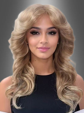 Eine Frau, die die Damenperücke „70er Jahre Föhnwelle“ trägt – eine lange, wellige blonde Perücke im klassischen 70er-Jahre-Föhn-Look mit seitlich gekämmtem Pony –, kombiniert mit einem schwarzen Oberteil, posiert vor einem grauen Hintergrund mit Farbverlauf.